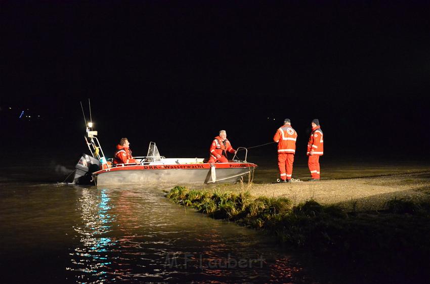 Einsatz BF Koeln PKW im Rhein Mondorf Hersel P144.JPG